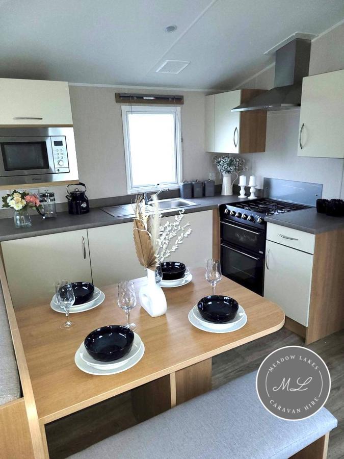 Palm Grove 181- Golden Palm - Pet Friendly, Wifi, Central Heating, Bed Linen - Meadow Lakes Caravan & Lodge Hire Chapel Saint Leonards Kültér fotó